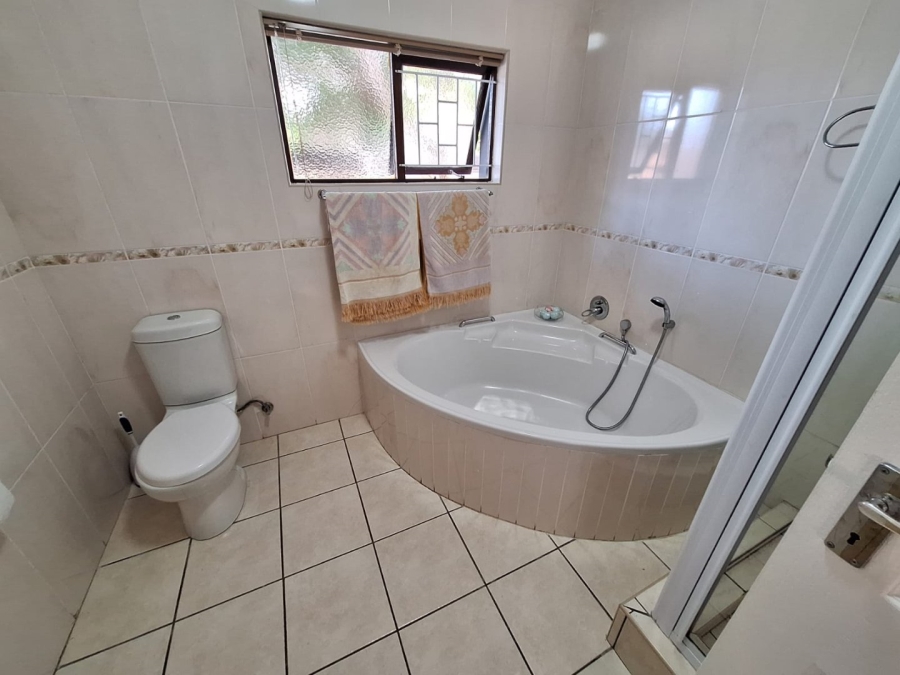 6 Bedroom Property for Sale in Bayview Western Cape